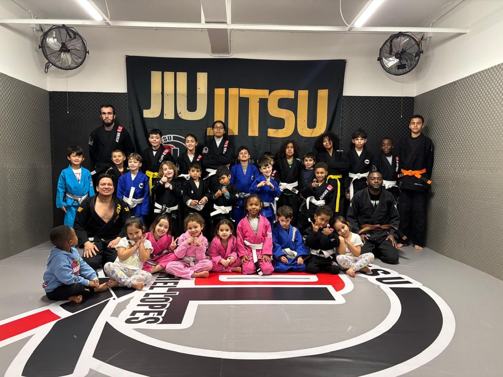 Alunos e professores da Academia DL-BJJ reunidos no tatame